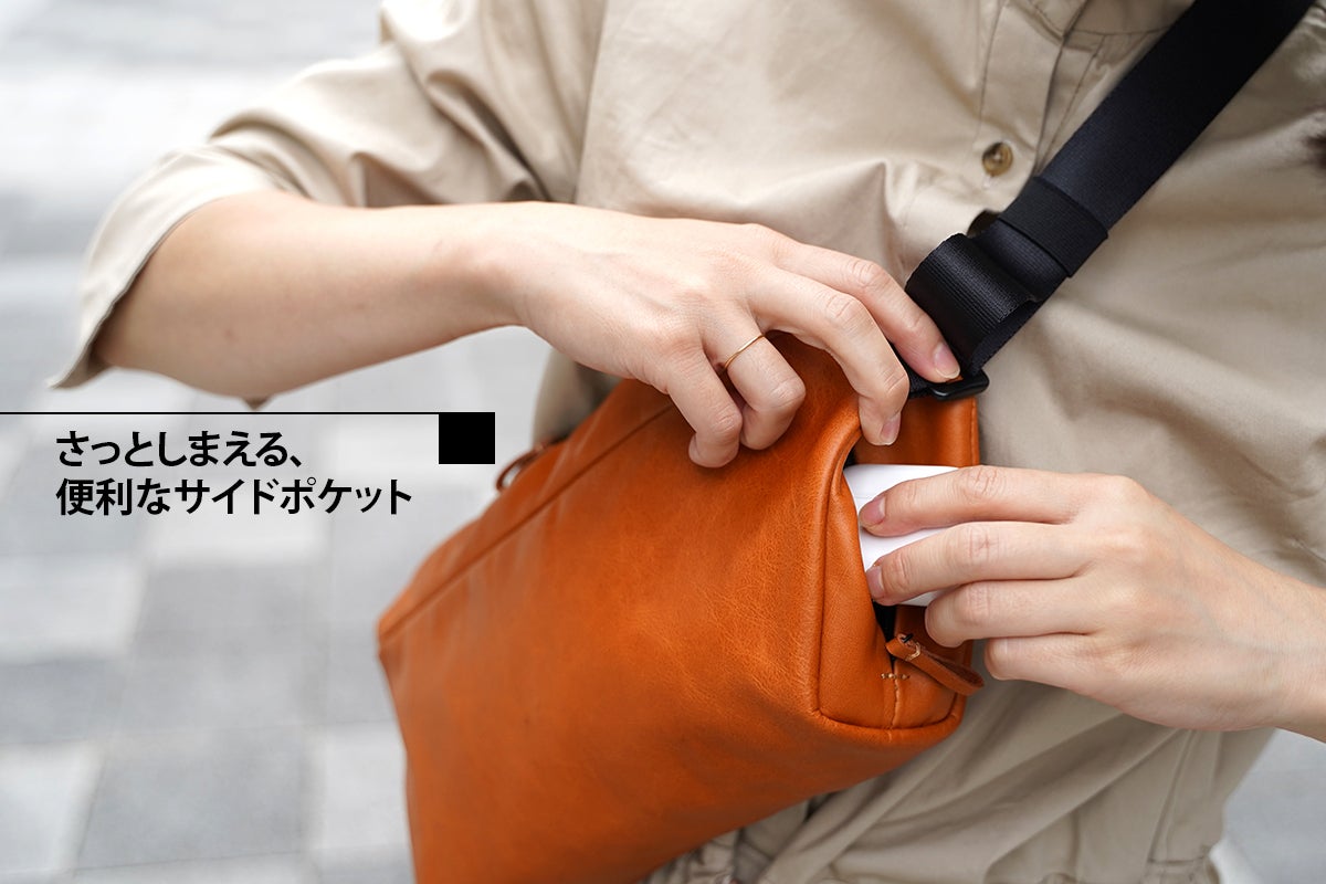 ハンズフリーで快適！機能性重視な4ファスナー設計の薄型レザーボディ