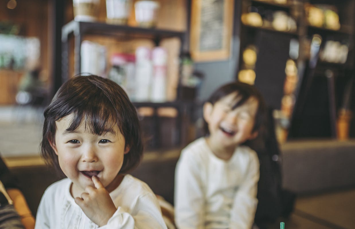フォトスタジオやカフェも併設 子育て支援に特化の 家族が幸せであり続ける研究所 Campfire キャンプファイヤー フォトスタジオやカフェも併設 子育て支援に特化の 家族が幸せであり続ける研究所 Campfire キャンプファイヤー