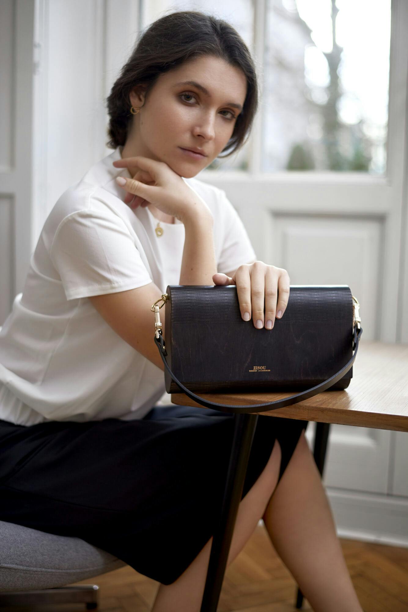 日本初登場 ヨーロッパのファッション業界を革命させた 木製レディースバッグ Campfire キャンプファイヤー 日本初登場 ヨーロッパのファッション業界を革命させた 木製レディースバッグ Campfire キャンプファイヤー