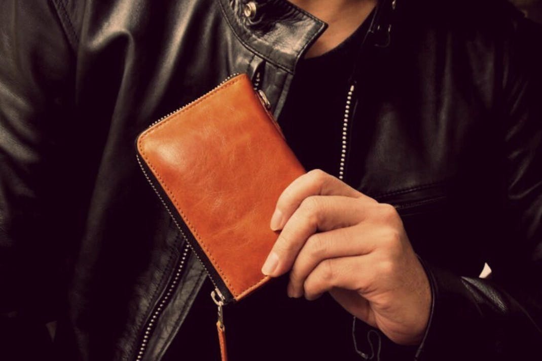 コンパクト財布では物足りない、でもロングウォレットは大きすぎる