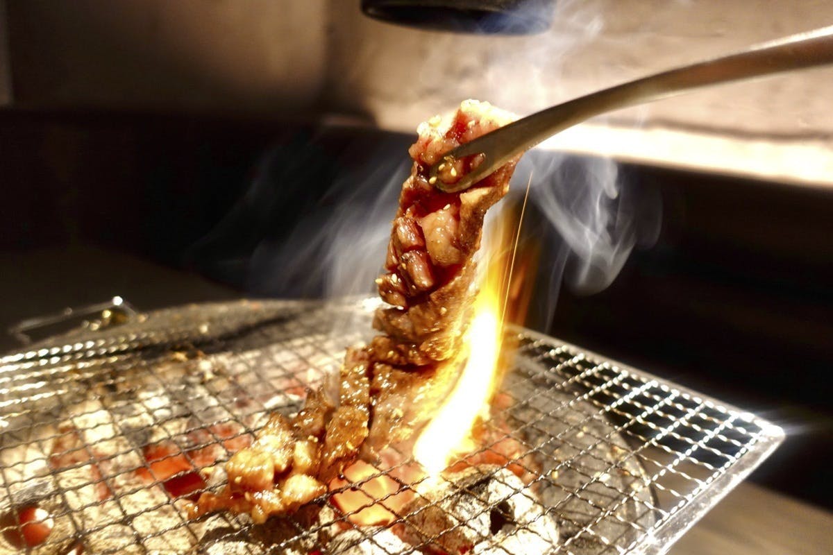 肉 へこだわりを追求 肉スペシャリストたちによる最高の 旨い焼肉 の宴が始まる Campfire キャンプファイヤー 肉 へこだわりを追求 肉スペシャリストたちによる最高の 旨い焼肉 の宴が始まる Campfire キャンプファイヤー