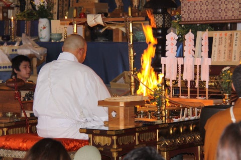 数万枚にも及ぶ護摩焚きでコロナ終息の祈りを福岡から世界に届けたい