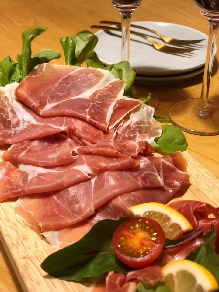 イタリア産生ハム（プロシュート）とサラミ、合計8トンの在庫を廃棄