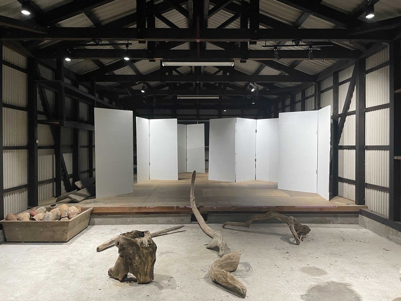 倉庫内に流木オブジェを作りました! - CAMPFIRE (キャンプファイヤー)