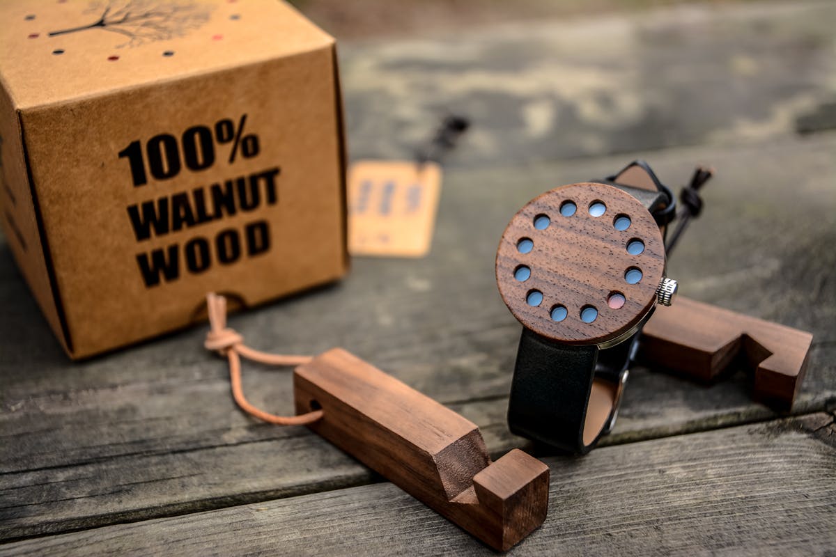 洗練されたシンプルなデザイン。 針がない木製時計「INDIOS」で特別な体験を。