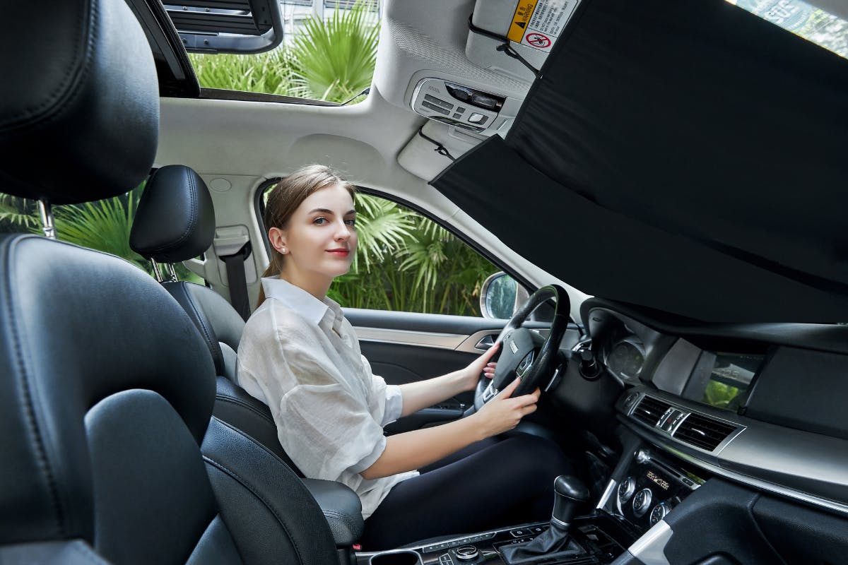 1秒で車の日差しを防ぐ】引っ張るだけのロール式!CARMAFIA