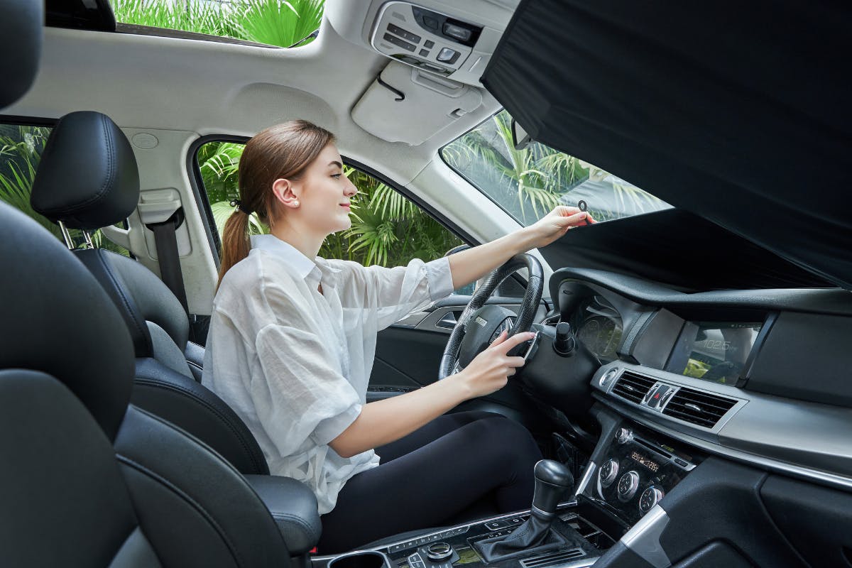 1秒で車の日差しを防ぐ 引っ張るだけのロール式 Carmafiaサンシェード Campfire キャンプファイヤー 1秒で車の日差しを防ぐ 引っ張るだけのロール式 Carmafiaサンシェード Campfire キャンプファイヤー