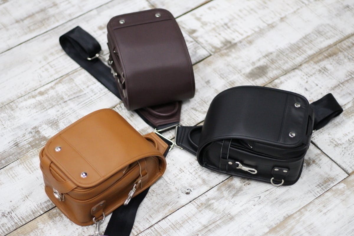 可愛くてかっこいい モダンな大人の本革ランドセル型スリングバッグver1 1 Campfire キャンプファイヤー 可愛くてかっこいい モダンな大人の本革ランドセル型スリングバッグver1 1 Campfire キャンプファイヤー