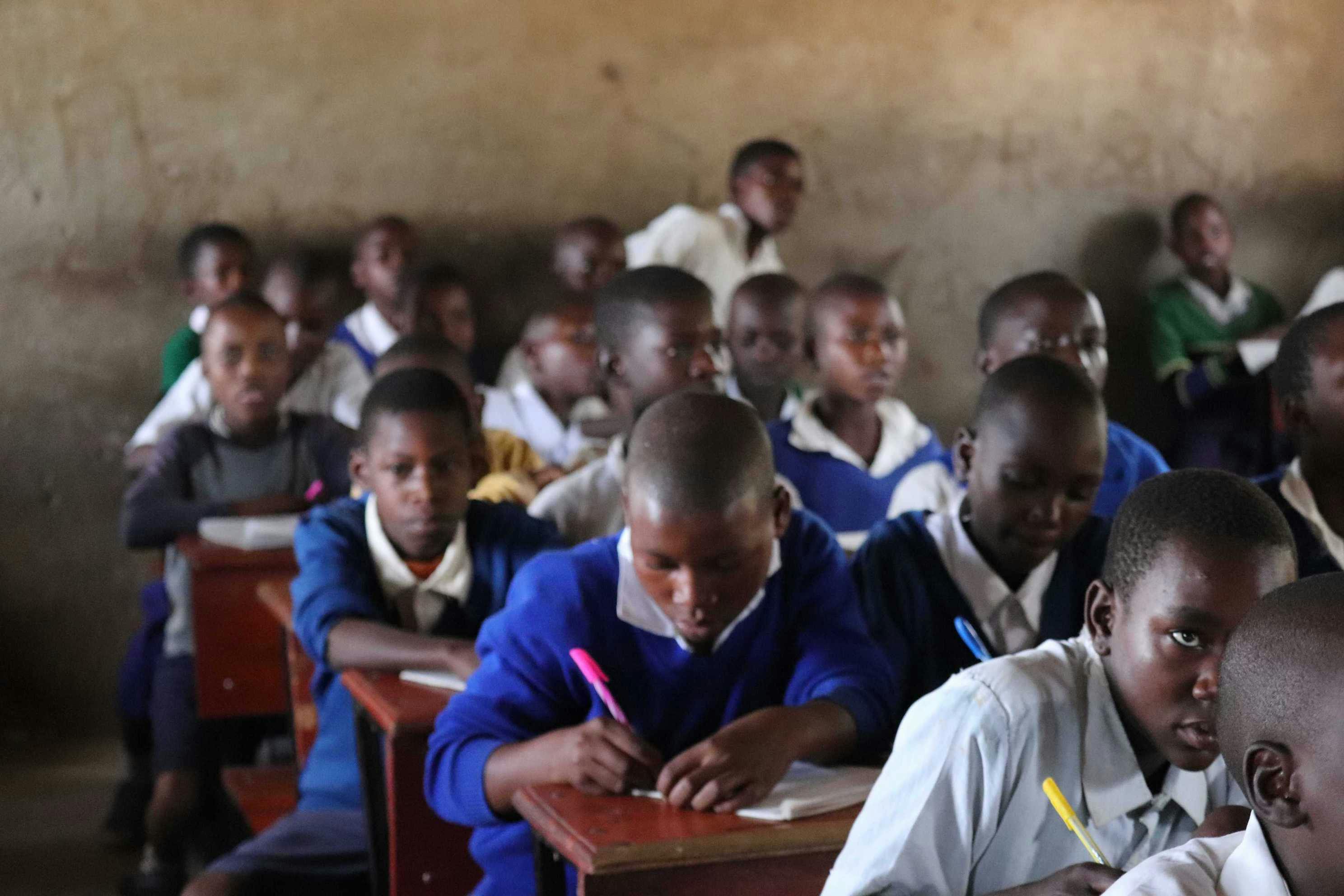 タンザニアの子供たちが安心して学ぶための校舎の「安全な床」と「屋根