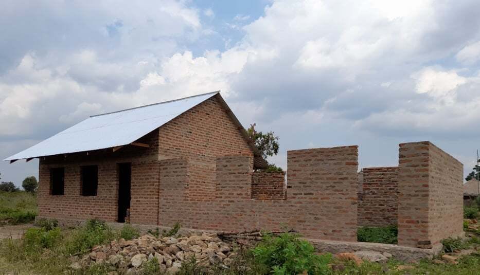 タンザニアの子供たちが安心して学ぶための校舎の「安全な床」と「屋根
