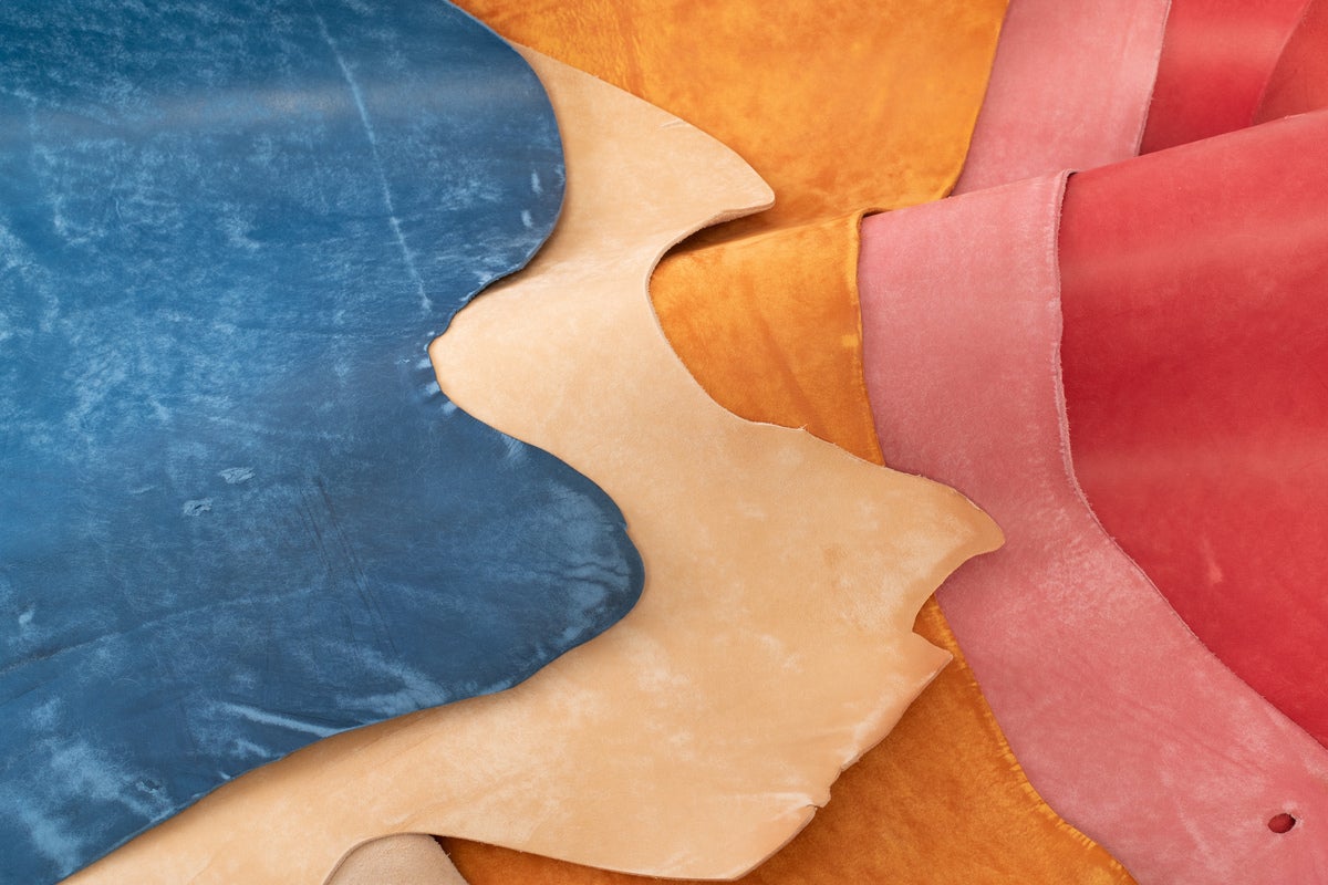 革好きなあなたへ 育てる革 で仕立てた8色のオールインワン スマホポシェット Campfire キャンプファイヤー 革好きなあなたへ 育てる革 で仕立てた8色のオールインワン スマホポシェット Campfire キャンプファイヤー