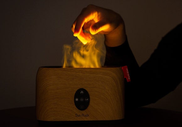 LED光とミストで焚き火気分が味わえる3D炎ガジェット「ファイヤー
