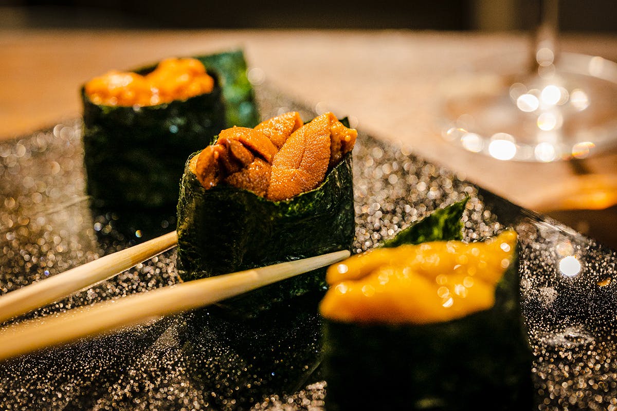 艶めくカウンターで厳選マグロ＆ウニを食べ比べ。驚き価格のおまかせ寿司が新橋に誕生