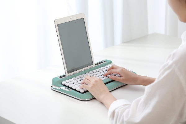 ミントチョコを思わせるタイプライターワイヤレスキーボード「PENNA