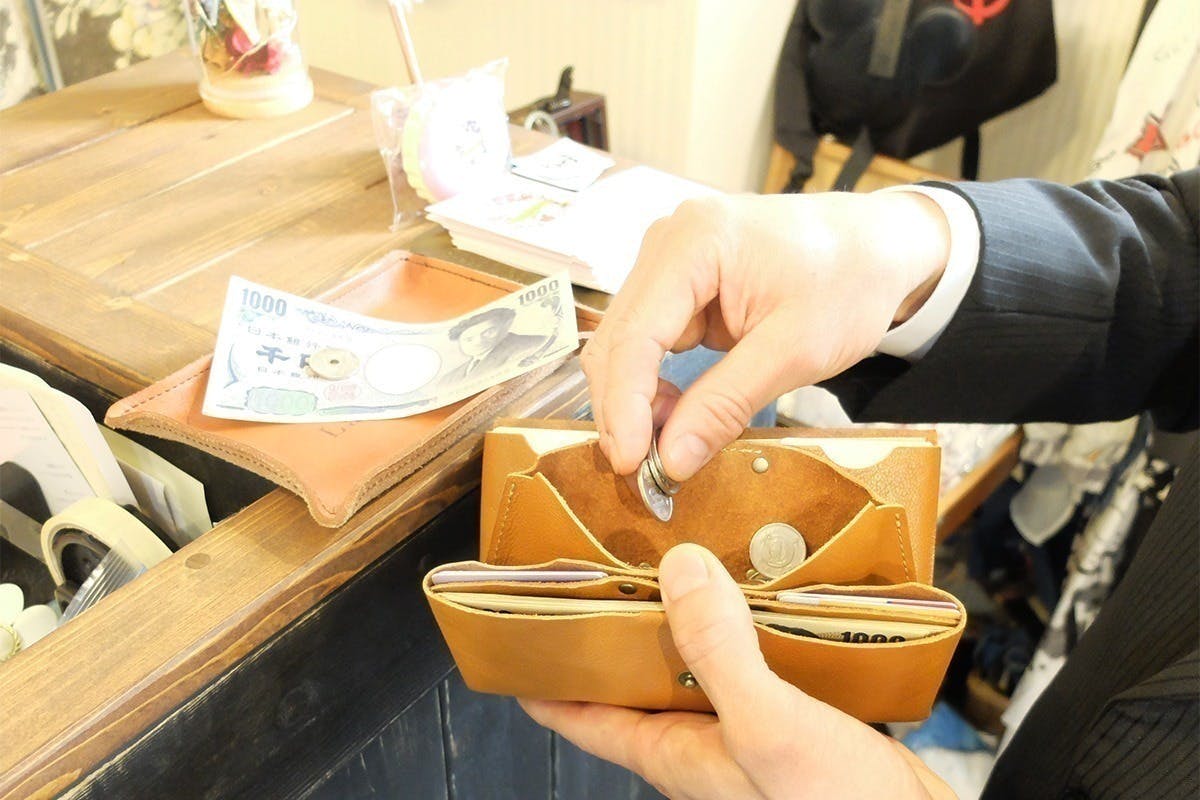 手のひらに紙幣50枚、カード20枚、小銭25枚を収納！日本製の小型長財布 - CAMPFIRE (キャンプファイヤー)